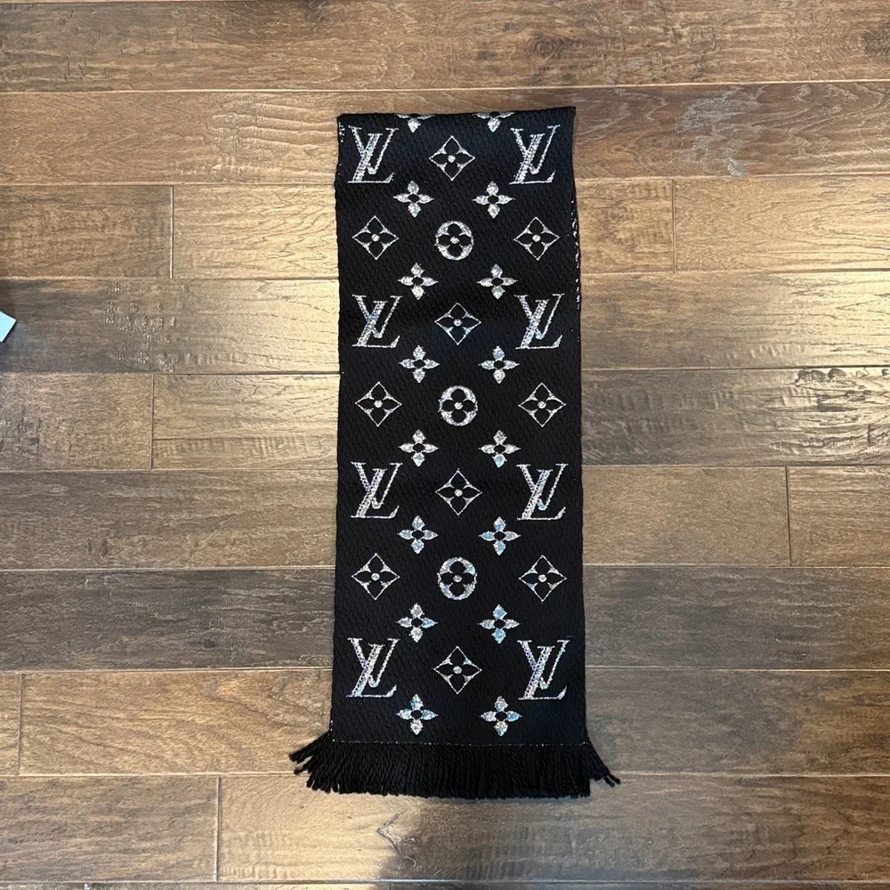 Louis Vuitton Logomania shine scarf M47533 black and silver NWT - Picture 4 of 8